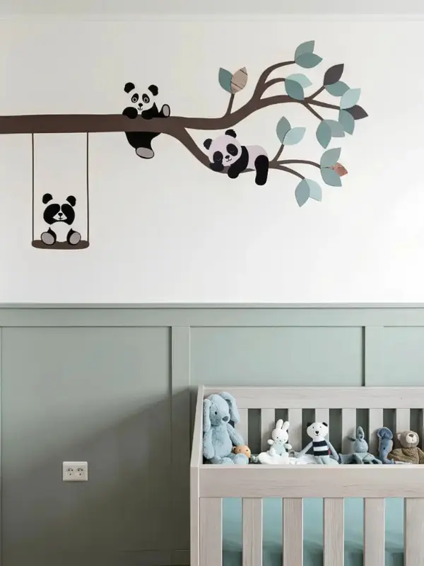 Saliegroene babykamer met groene behangsticker van een tak met panda’s